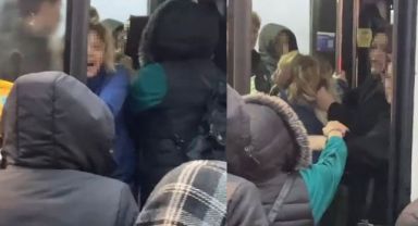 Kartal’da otobüste 2 kadın yolcu arasındaki kavga kamerada