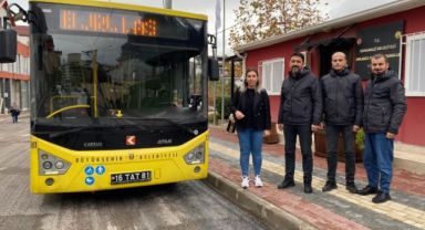 Mahalleye 5 yıl sonra gelen otobüsü böyle karşıladılar