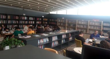 Öğretmen Başkan’dan Bayraklı’ya 6 Kitap Kafe