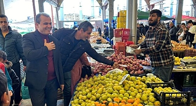 Polat'tan pazaryeri mesaisi… Hem anlattı hem dinledi!