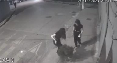Şaşkına çeviren anlar... İzmir’de 2 genç kızın kaldırımdaki ağacı tekmeledi!