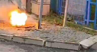 Sultangazi’de yeraltı kabloları alev aldı