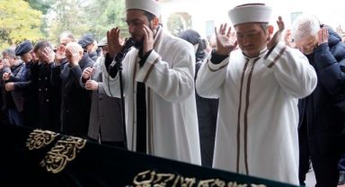Trabzonspor’un eski futbolcusu ve yöneticisi Coşkun Şahinkaya, son yolculuğuna uğurlandı