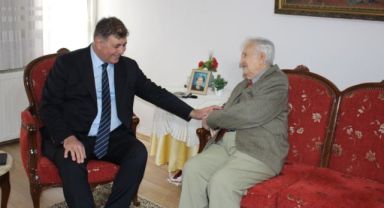 Başkan Tugay'dan Karşıyakalı çınara ziyaret