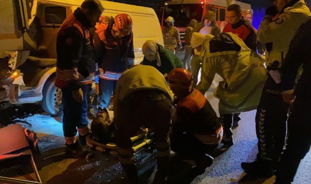 Belediye kamyonuna çarpan sürücü, sıkışan araçtan güçlükle kurtarıldı