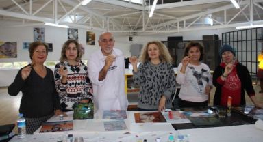 Bilge çınarlar, camaltı boyama eserleriyle yaşama tutunuyor