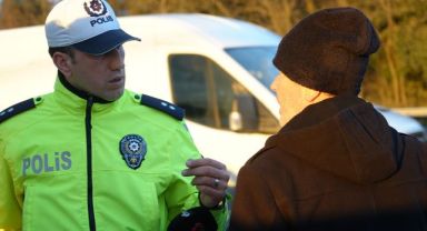 Emniyet şeridi uygulamasında ceza yiyen sürücüden polise ilginç tepki