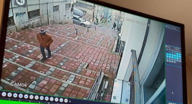 İçi para dolu cüzdan buldu, tereddüt etmeden sahibe ulaştırdı
