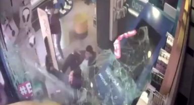 İzmir'de kamyonet yayalara çarpıp iş yerine daldı: 5 yaralı