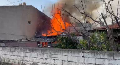 İzmir’de müstakil ev yangını