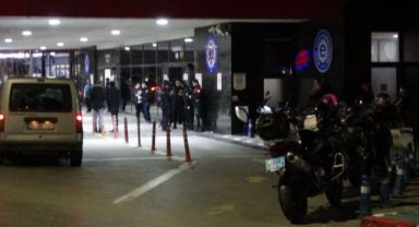 İzmir'de şüpheli araç kovalayan motosikletli polis ekibi kaza yaptı: 2 yaralı