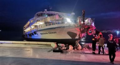 İzmir’de vapur karaya çarptı, yolcular büyük panik yaşadı