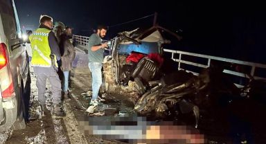 İzmir'deki kazada Tofaş marka otomobil ikiye bölündü: 2 ölü, 3 ağır yaralı