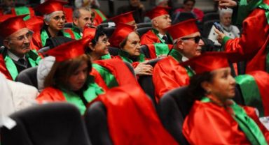 Karşıyaka 3. Yaş Üniversitesi’nde mezuniyet coşkusu