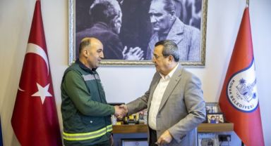 Konak’ın örnek personeline Başkan Batur’dan teşekkür