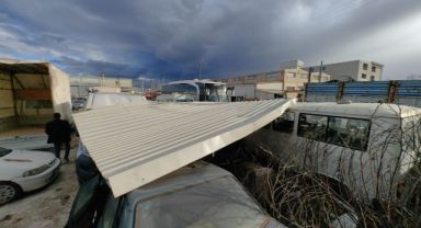 Lodosta uçan fabrika çatısı yediemin otoparkındaki araçlara zarar verdi