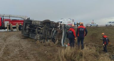 Yolcu midibüsü şarampole devrildi: 27 kişi yaralandı