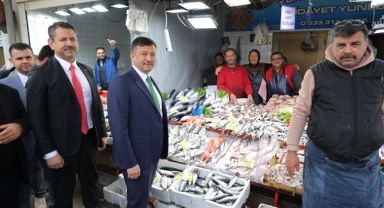 Balık tezgahının başına geçen Hamza Dağ'dan renkli görüntüler