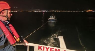 Çanakkale Boğazı’nda sürüklenen tekne kurtarıldı