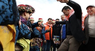 Deve güreşlerini izlemeye giden Hamza Dağ’a yoğun ilgi