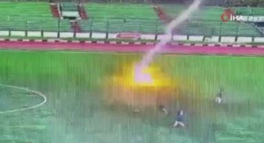 Endonezya’da sahaya yıldırım düştü, futbolcu hayatını kaybetti