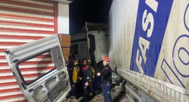 İzmir'de karşı şeride geçen tır, servis minibüsüyle çarpıştı: 2 ölü, 12 yaralı