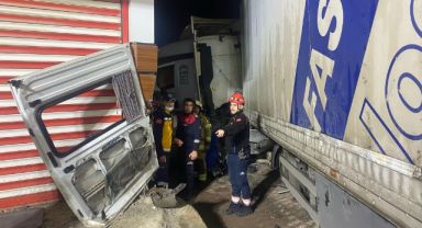 İzmir'de karşı şeride geçen tır, servis minibüsüyle çarpıştı:3 kişi öldü, 11 kişi yaralandı