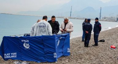 Konyaaltı sahilinde deniz üzerinde yarı çıplak erkek cesedi bulundu
