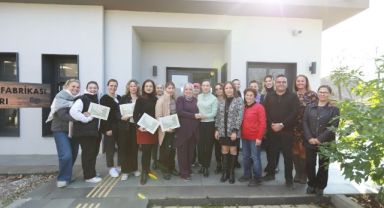 Kursiyerler sertifikalarını Filiz Başkan'dan aldı