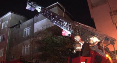 Pendik’te 3 katlı binanın çatısı alev alev yandı
