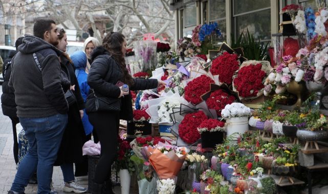 Sevgililer Günü’nde çiçek almak isteyen aşıklar 1000 lirayı gözden çıkaracak