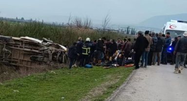 Tarım işçilerini taşıyan minibüs tarlaya uçtu: 13 yaralı
