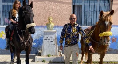 Atıyla, koyboy kıyafetiyle yine sandık başına gitti