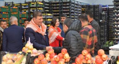 Cemil Tugay sabahın erken saatlerinde hal esnafını ziyaret etti