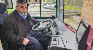 Bu şoför yolcularını dualarla karşılayıp dualarla uğurluyor