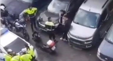 Çevirme yapan trafik polisine motosikletle çarpıp, kaçtı