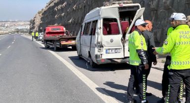 Devrilen minibüsteki 12 kişi yaralandı
