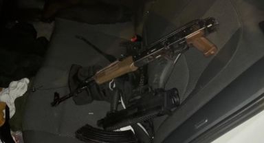 Durdurulan plakasız araçtan uzun namlulu silahlar çıktı: Şüpheliler hareket halindeki araçtan atladı!