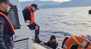 İzmir açıklarında 22 düzensiz göçmen yakalandı, 52'si kurtarıldı