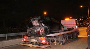 İzmir’de refüje çarpan otomobil taklalar attı: 1 ölü