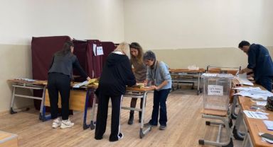 İzmir'de seçmenler oy kullanmaya başladı