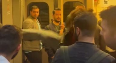 İzmir’de seferler gecikince vatandaş metroyu tekmeledi
