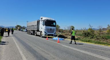İzmir’de tırın altında kalan emekli polis hayatını kaybetti
