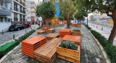 Karşıyaka’da ahşap atölyesi fabrika gibi çalışıyor