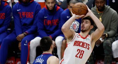 NBA’de sakatlanan Alperen Şengün, salonu tekerlekli sandalyeyle terk etti