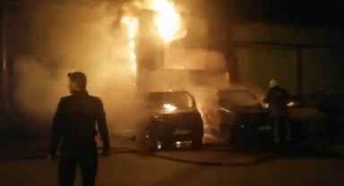 Oto tamircide çıkan yangın 4 araca sıçradı