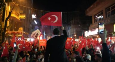 Övünç Demir’in çağrısına binlerce kişi karşılık verdi: Çanakkale geçilmez, İzmir Marşı Torbalı’da susmaz!