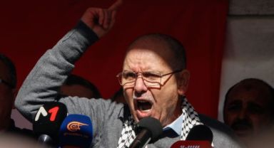 Tunus’ta binlerce kişi hükümeti protesto etti