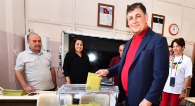 Başkan Cemil Tugay İzmir Tabip Odası seçimlerinde oyunu kullandı