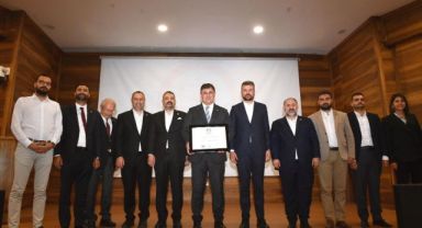 Başkan Cemil Tugay mazbatasını aldı